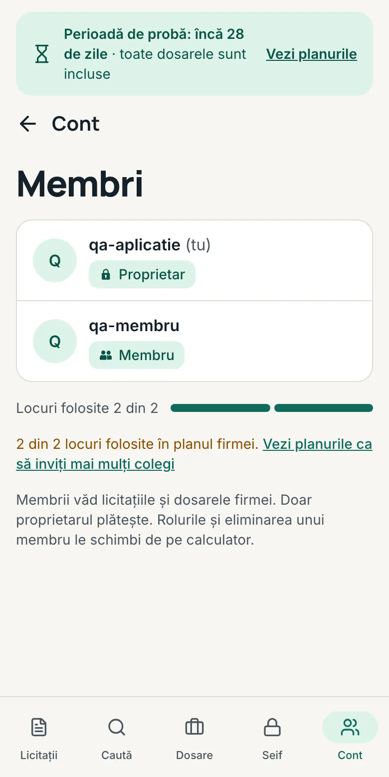 Pagina „Membri” pe telefon: lista colegilor cu rolul lor și rândul cu locurile folosite în planul firmei.