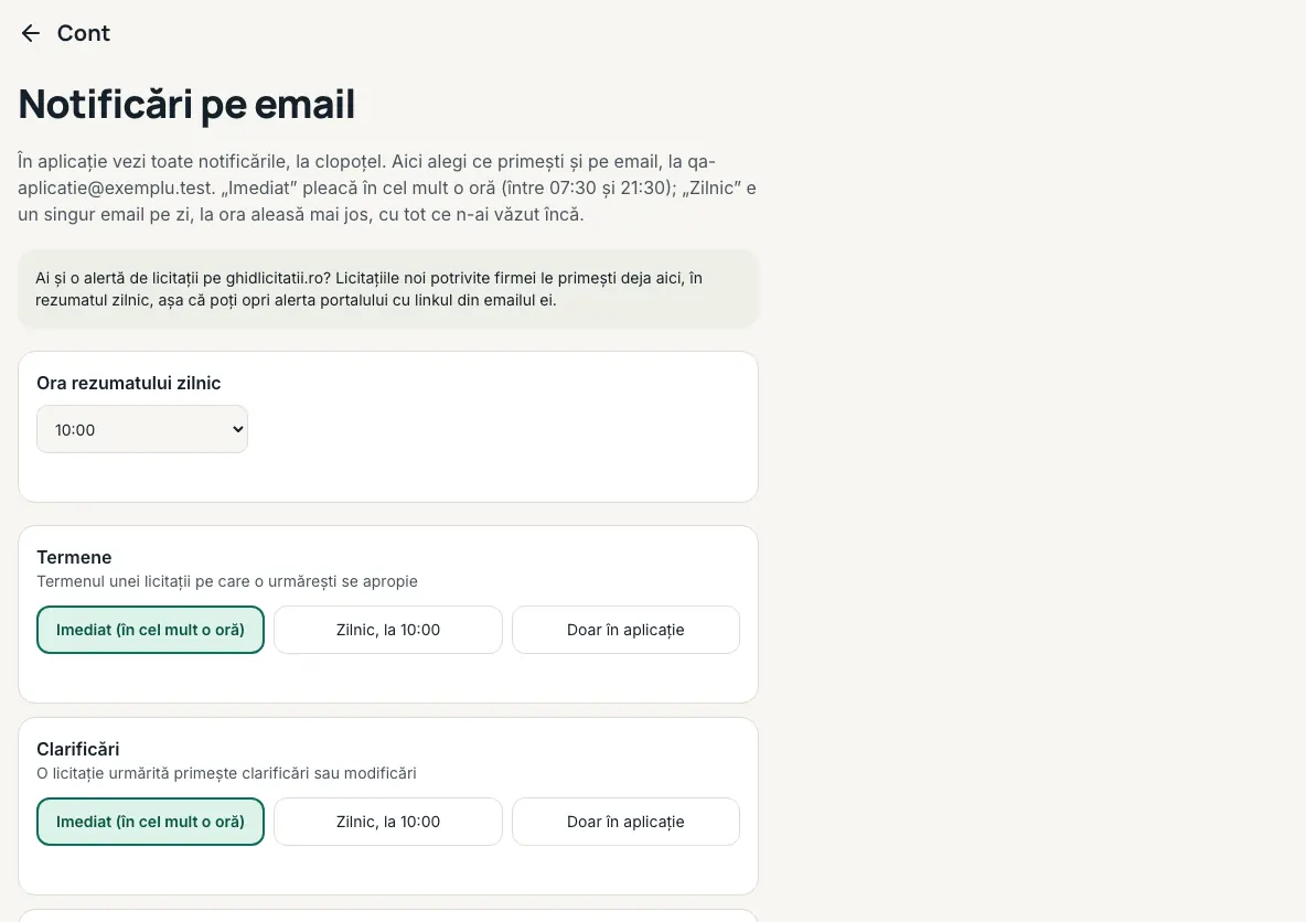 Pagina „Notificări pe email”: ora rezumatului zilnic și, la fiecare categorie, variantele „Imediat”, „Zilnic” și „Doar în aplicație”.