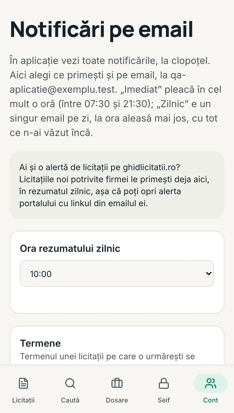 Pagina „Notificări pe email”: ora rezumatului zilnic și, la fiecare categorie, variantele „Imediat”, „Zilnic” și „Doar în aplicație”.