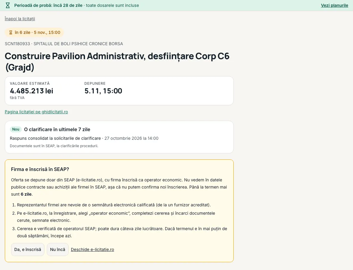 Lista cerințelor unei licitații, cu pastila de stare pe fiecare rând, de exemplu „Îndeplinit” și „De confirmat”.